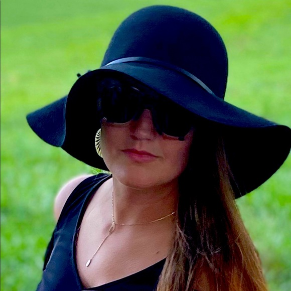 Meet your Posher, Rebeca - Picture 1 of 2